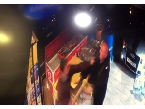 İş Yerine Araçla Girip Dükkan Sahibini Bıçaklayan Şahıs Kamerada