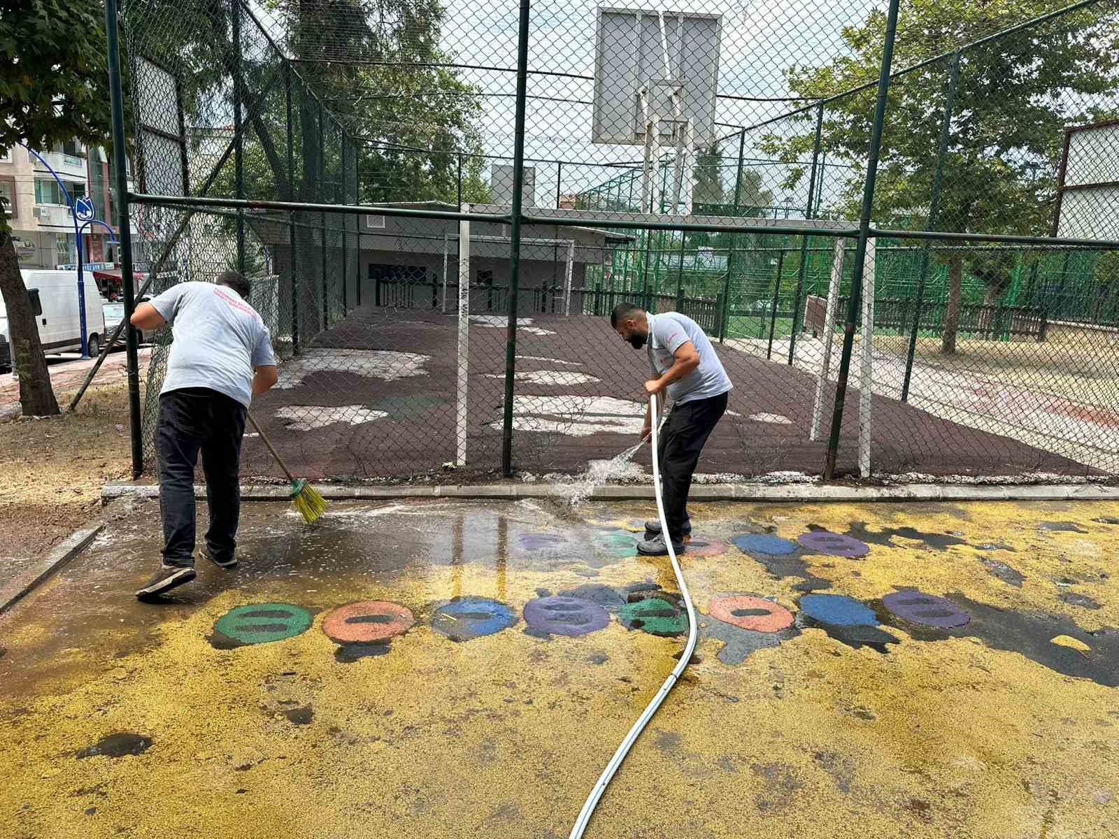 yunusemre-de-cocuk-parklari-piril-piril-oluyor