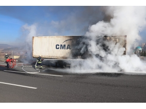 Bolu’da, Lastiği Patlayan Tırın Dorsesi Alev Alev Yandı