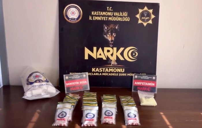 kastamonu-da-bin-699-adet-sentetik-ecza-hapi-ile-387-gram-amfetamin-ele-gecirildi