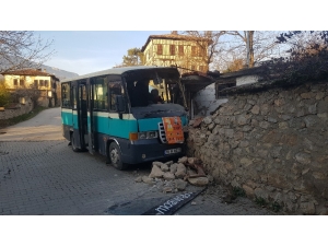 Yolcu Minibüsü Duvara Çarptı: 2 Yaralı