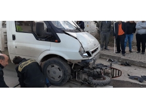 Kamyonetin Altına Giren Motosikletten Yaralı Kurtuldu