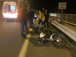 Motosikletiyle Kırmızı Işıkta Duran Araca Çarptı: 1 Yaralı
