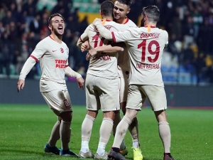 Galatasaray 4 Golle Turladı