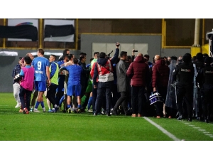 Tuzlaspor - Galatasaray Maçının Ardından Saha Karıştı