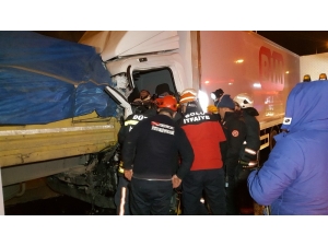 Tem Boludağı Tünel Çıkışında Kamyon Tıra Arkadan Çarptı: Kamyon Sürücüsü Yaralandı