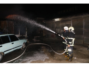 Oto Kaportacıda Yangın: 2 Köpek Telef Oldu