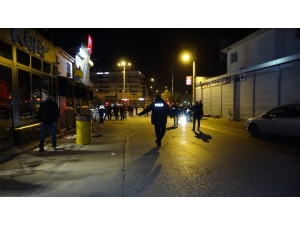 Eğlence Mekanından Çıkarıldığı İddia Edilen Şahıs Silahla Dehşet Saçtı: 1’i Ağır 4 Yaralı