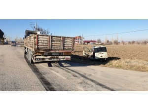 Şuhut’ta Otomobil İle Kamyon Çarpıştı: 1 Yaralı