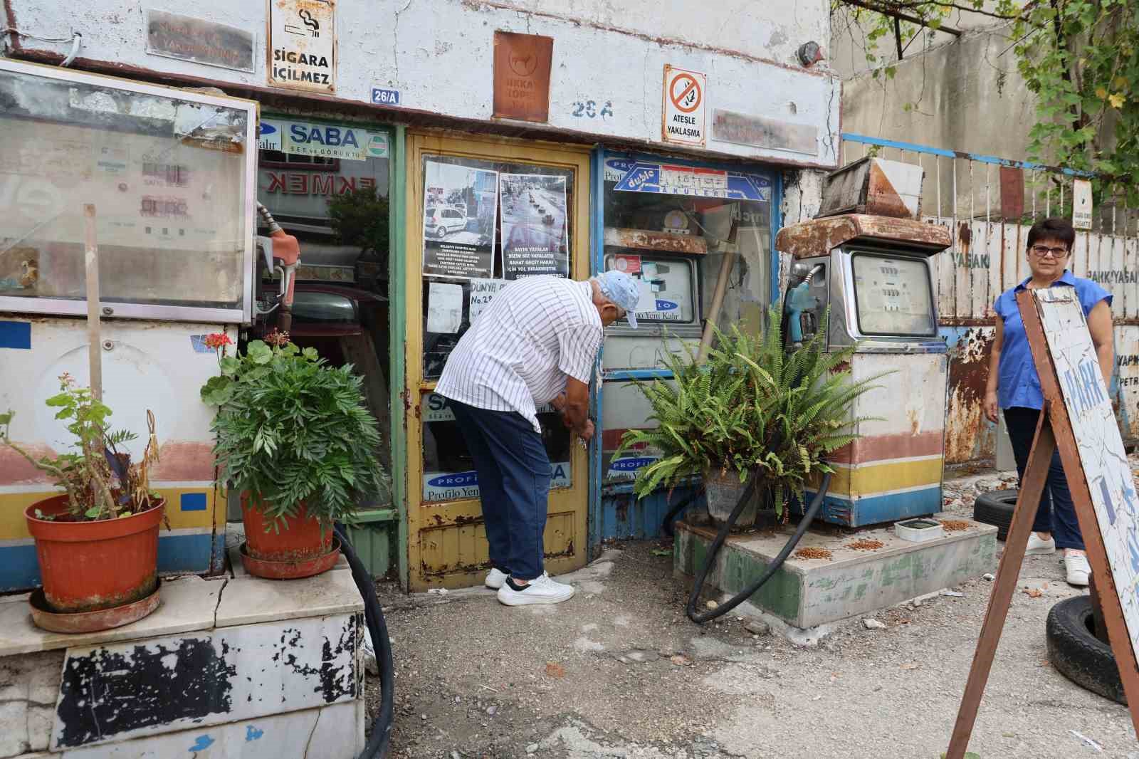 baba-hatirasi-olan-92-yillik-akaryakit-istasyonu-nostaljik-gorunumuyle-dikkat-cekiyor
