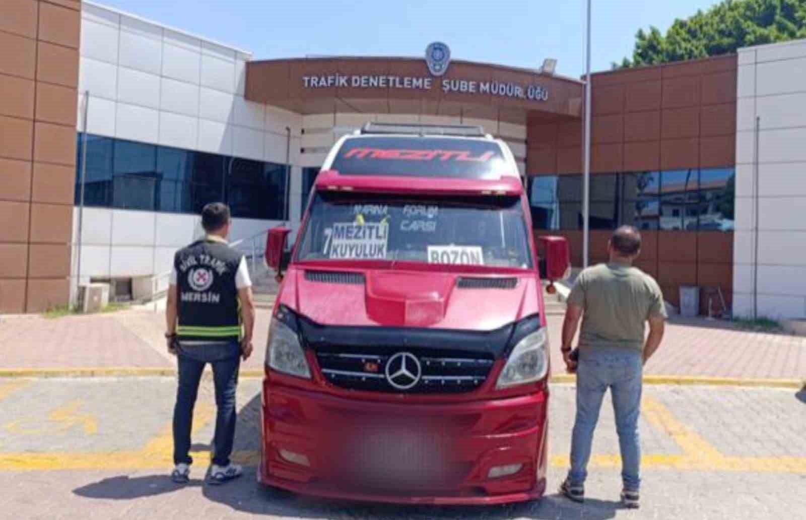 mersin-de-ters-seritte-ilerleyen-surucunun-ehliyetine-el-konuldu