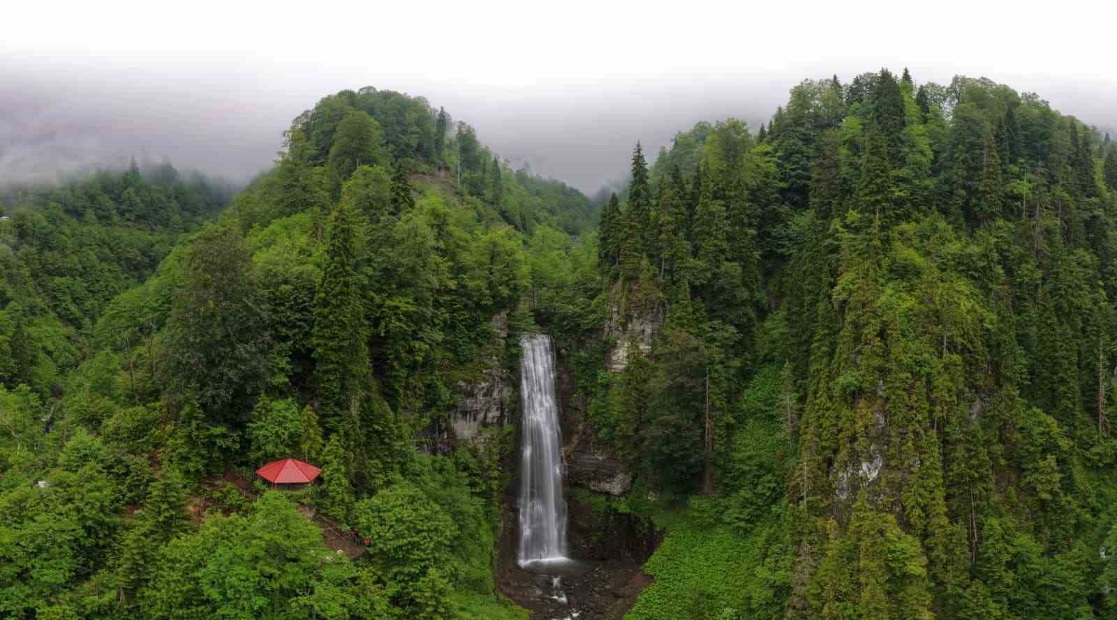 macahel-in-sakli-cenneti-maral-selalesi-ziyaretcilerini-buyuluyor