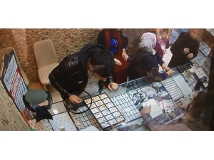 Çaldı, Giderken ’Kolyeleri Alacağım’ Deyip Bir De Para Bıraktı