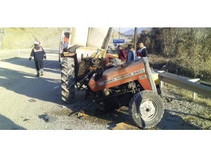 Yol Süpürme Aracı İle Minibüs Çarpıştı: 1 Yaralı