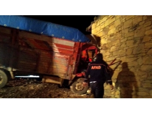 Duvara Çarpan Kamyonda Sıkışan 2 Kişi Yaralandı