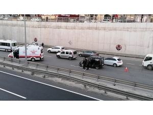 Ticari Araç Kamyona Çarptı: 4 Yaralı