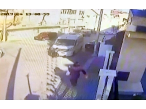 İndiği Servisin Altında Kalan Öğrenci Yaralandı, Kaza Anı Kamerada