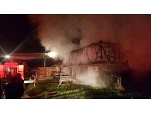 Düzce’de Ahır Alev Alev Yandı