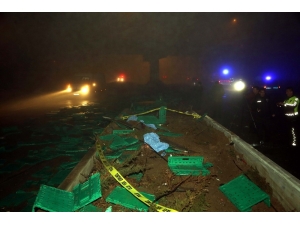 Başkent’te Yoğun Siste Virajı Alamayan Tır Refüje Çarptı: 1 Ölü