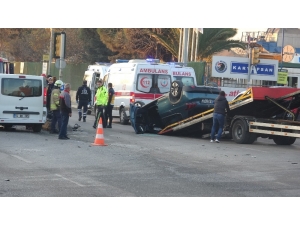 Engelli Çocukları Taşıyan Servis Minibüsü İle Otomobil Çarpıştı: 5 Yaralı