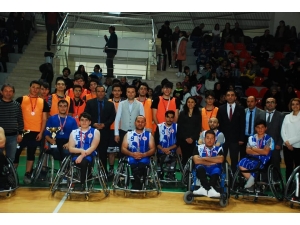 Basketler Empati İçin Atıldı