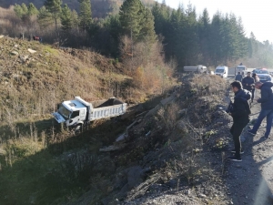 Belediyeye Ait Kamyon Şarampole Yuvarlandı: 1 Yaralı