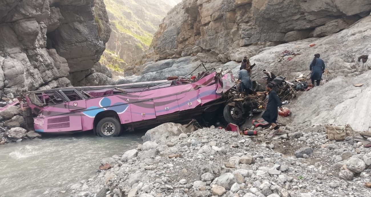 pakistan-da-yolcu-otobusu-dev-cukura-uctu-40-olu