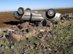 Kontrolünü Kaybeden Araç Yoldan Çıkıp Takla Attı: 2 Yaralı