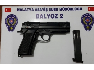 Ruhsatsız Silahlar Ele Geçirildi