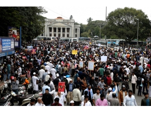 Hindistan’da Tansiyon Düşmüyor: 3 Ölü