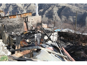 Erzurum’daki Köy Yangınında 10 Ev, 2 Ahır Kullanılamaz Hale Geldi