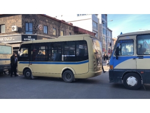 Kars’ta Dolmuşçular Yol Kapattı, Eylem Yaptı