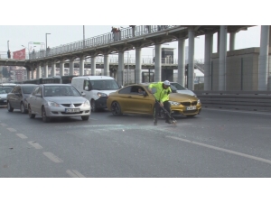 E-5 Otoyolunda Araç Yan Yattı