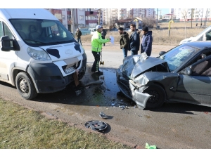 Araçlar Kafa Kafaya Çarpıştı: 2 Yaralı