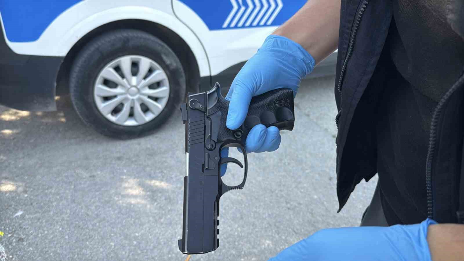 sokak-ortasindaki-kavga-sonrasinda-okulun-onundeki-cop-kutusunda-tabanca-cikti