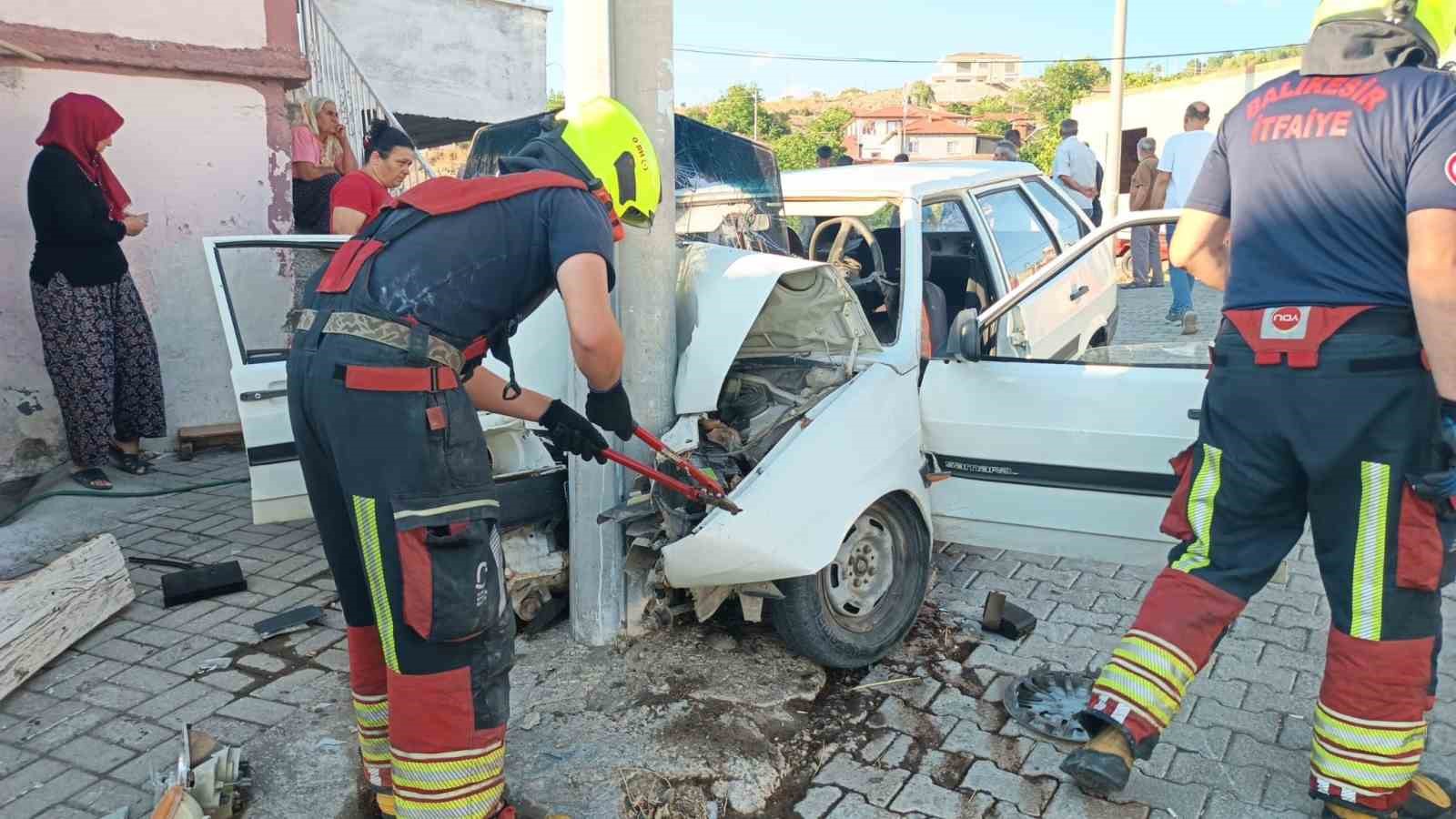 balikesir-de-elektrik-diregine-carpan-aracta-iki-kisi-yaralandi
