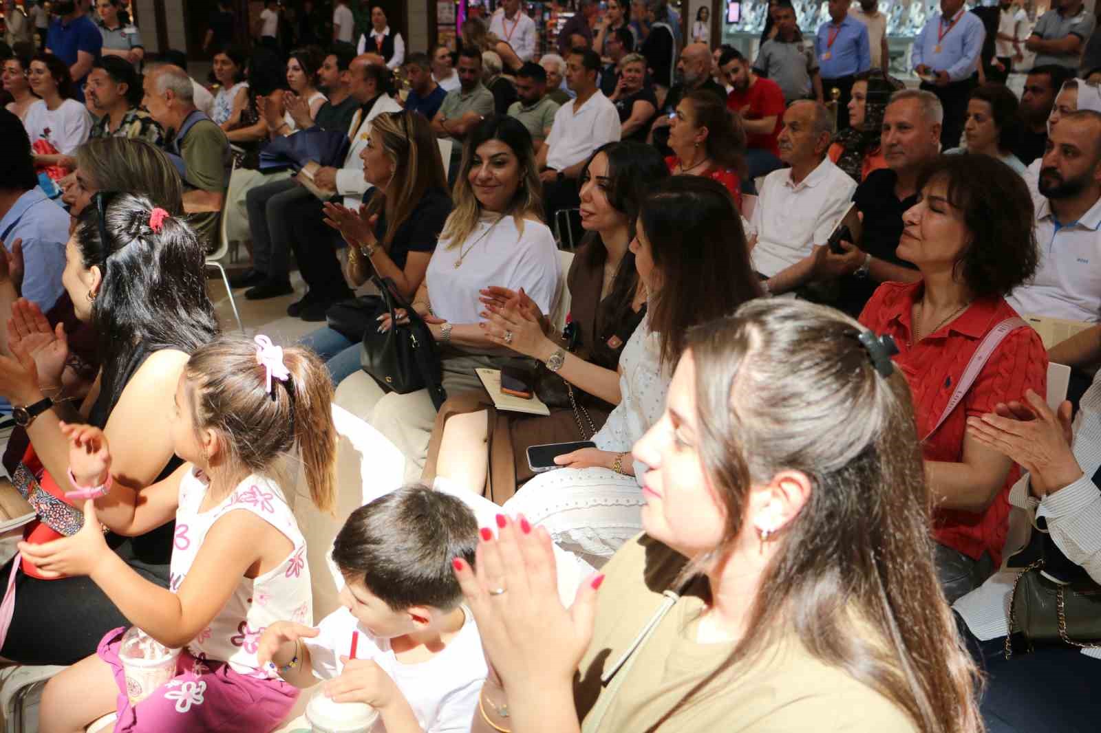 ceylan-karavil-park-avm-de-ayse-ceylan-topcu-imza-gunune-yogun-ilgi