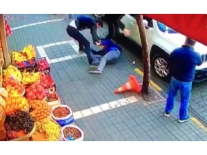 Şehir Merkezinde Akrabaların Bıçaklı Kavgası: 2 Yaralı