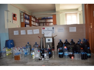 Uşak’ta Kaçak Alkol Operasyonunda 4 Gözaltı