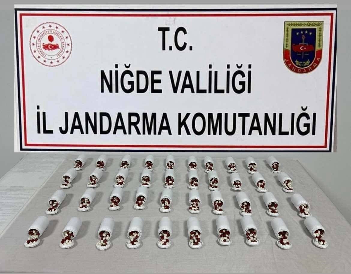 nigde-otogari-nda-uyusturucu-operasyonu-2-bin-240-sentetik-hap-ele-gecirildi