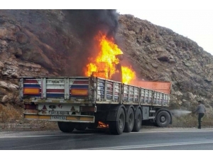 Kontrolden Çıkan Tır Menfeze Çarparak Alev Aldı