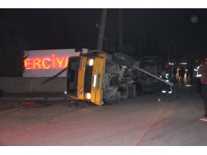 Kamyon Yüksek Gerilim Direğine Çarptı, Bölge Elektriksiz Kaldı