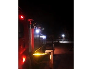 Ağaçta Mahsur Kalan Kediyi İtfaiye Kurtardı