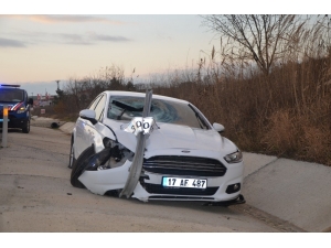 Otomobil Karşı Şeride Geçti: 2 Yaralı