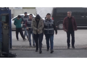 Hırsızlık Şüphelileri Kamyonun Yanmayan Lambasından Yakalandı