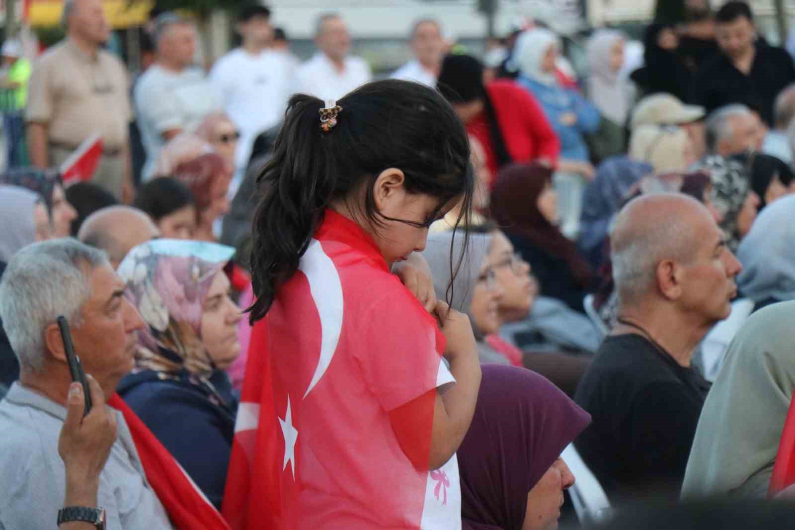 sakaryalilar-hain-darbe-girisiminin-10-yilinda-yeniden-tek-yurek-oldu