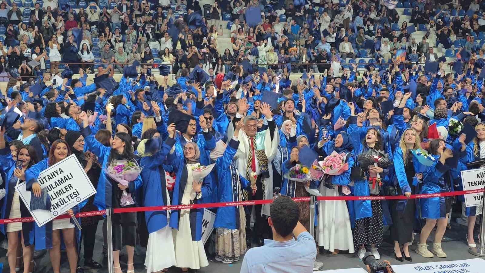 kutahya-dumlupinar-universitesi-nde-binlerce-ogrenci-mezuniyet-sevinci-yasadi