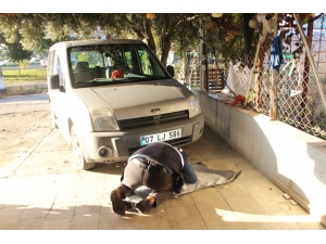 Çalışmayan Aracın Altındaki Civatayı Gördü, Eğilip Bakınca Şok Oldu