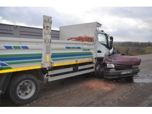 Kamyonetle Çarpışan Otomobil Hurdaya Döndü