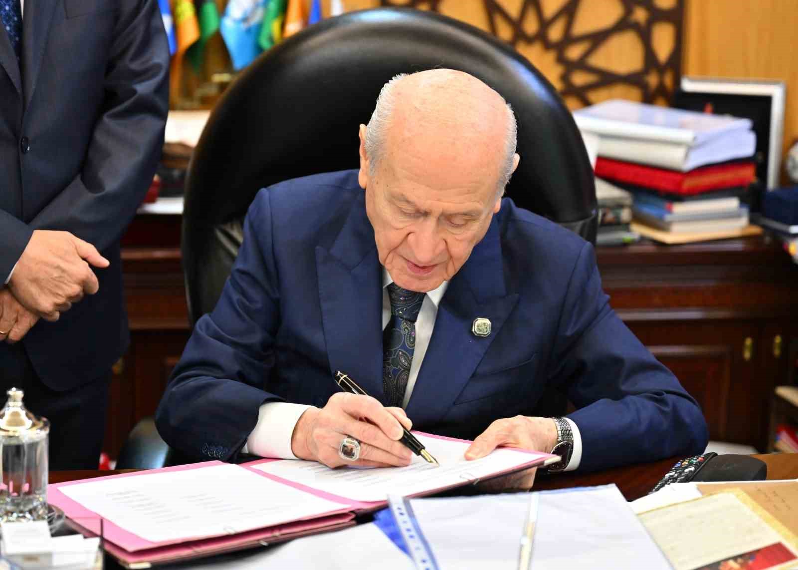mhp-genel-baskani-bahceli-cerceve-yasa-bu-imzayla-bin-yillik-kardesligimiz-bir-kez-daha-tescillenmistir